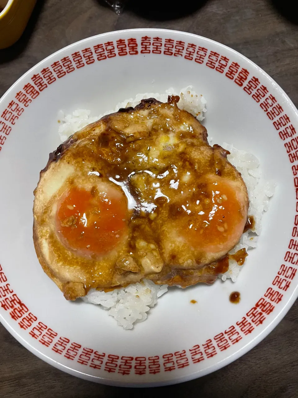 目玉焼きのバター醤油炒め丼|はぴはぴ005さん