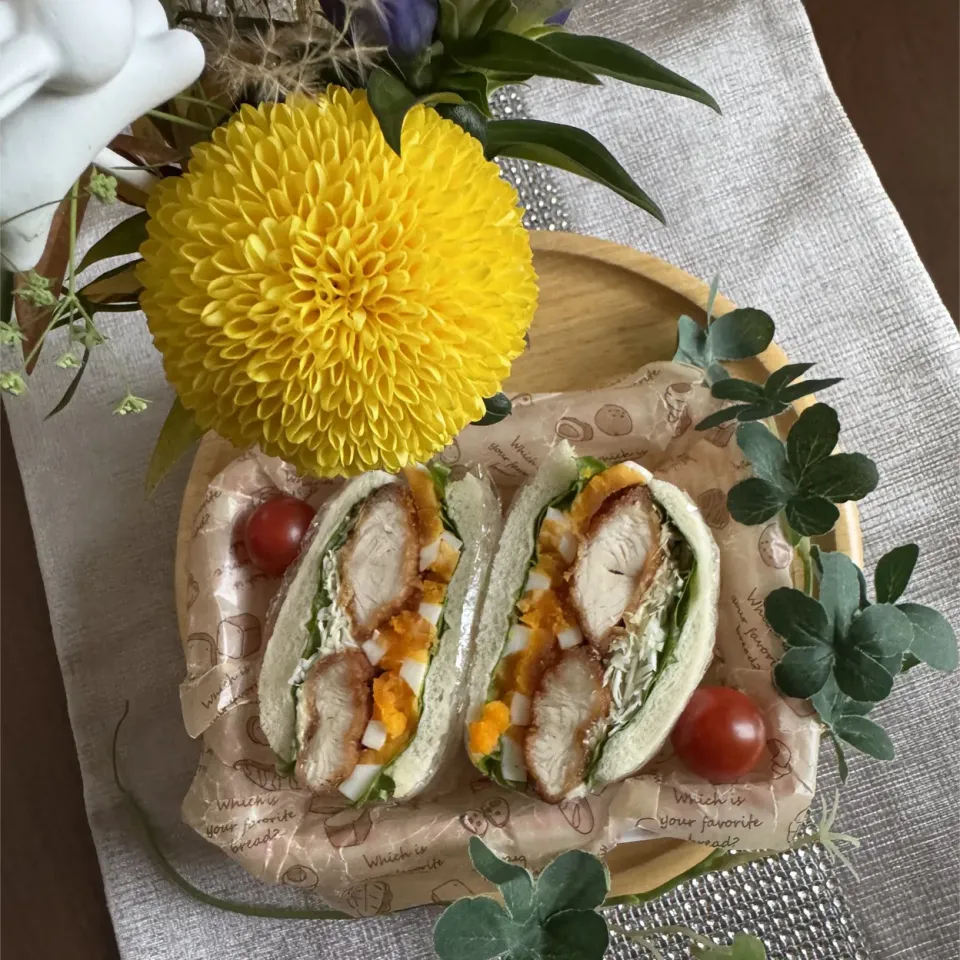 10/10❤︎甘辛ささみカツとたまごのわんぱくサンド🥪🌱　　
（自分用）

＊ 銀座に志かわ生食パン
＊ 甘辛ささみカツ
＊ 半熟たまご
＊ フリルレタス･キャベツ.プチトマト🍅
＊ 私弁当|Makinsさん