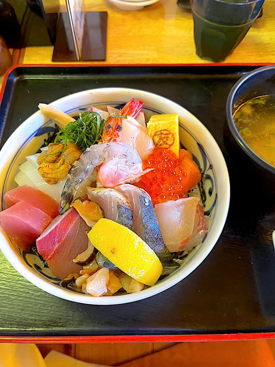 ⚠️Now旦那さんが神戸で食べてる豪華な海鮮丼🤤|さくたえさん