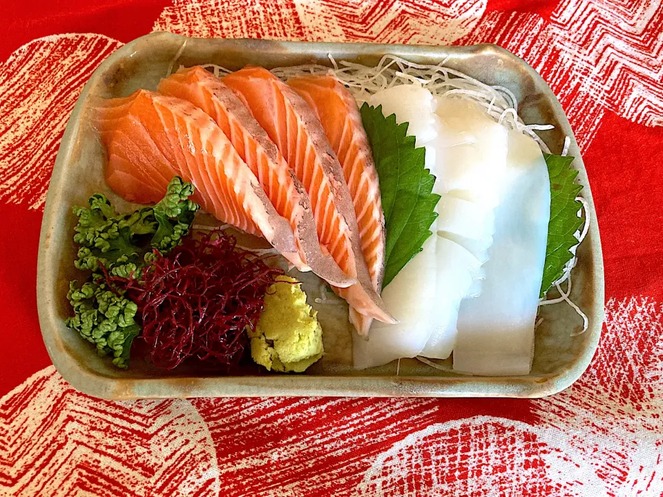 からの、今晩のオカズに用意してたお刺身…朝イチ美味しいお店に並んで買って来て洗って綺麗に盛り付けたんだけど今、海鮮丼食べてるってだから、カルパッチョに変更しようかと思います(^◇^;)|さくたえさん