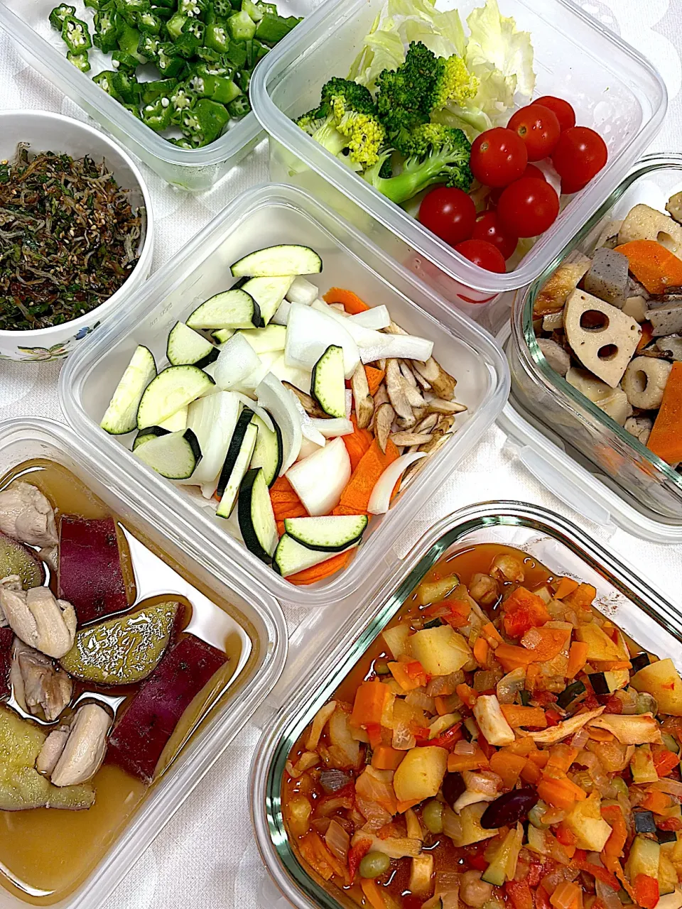 ⭐︎今日の晩ご飯⭐︎ 筑前煮　さつまいも煮　ラタトゥイユ　セロリとじゃこのふりかけ　サラダ　お味噌汁の具|hamamaさん