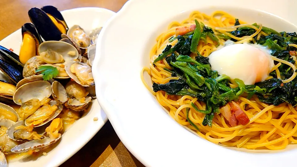 ほうれん草とベーコンの和風パスタと、たっぷりアサリとムール貝のガーリックソテー|セブンさん