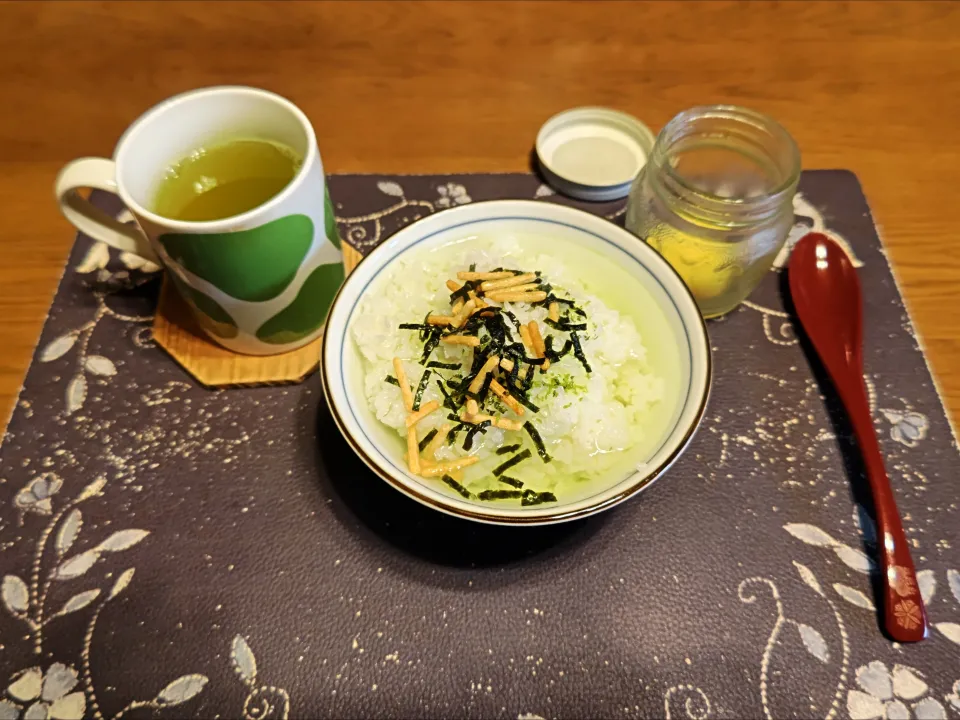 お茶漬け、沢庵、熱い日本茶(朝ご飯)|enarinさん