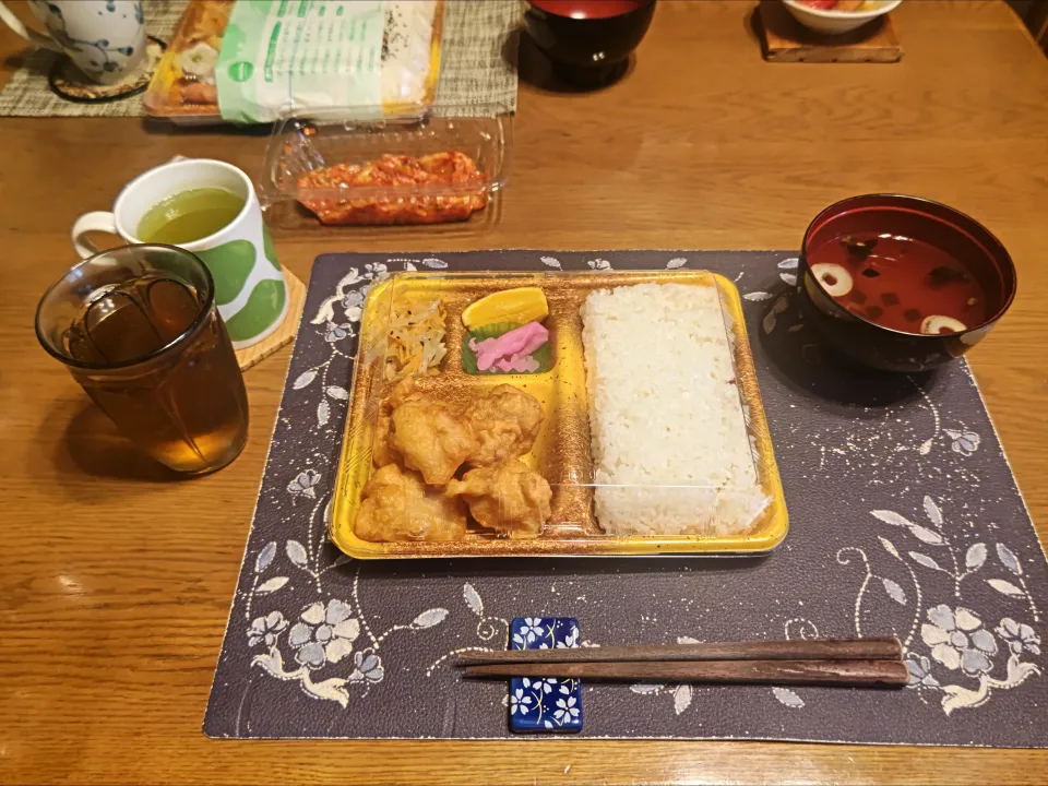 からあげ弁当、キムチ、熱い日本茶、永谷園の松茸の味お吸い物(昼飯)|enarinさん