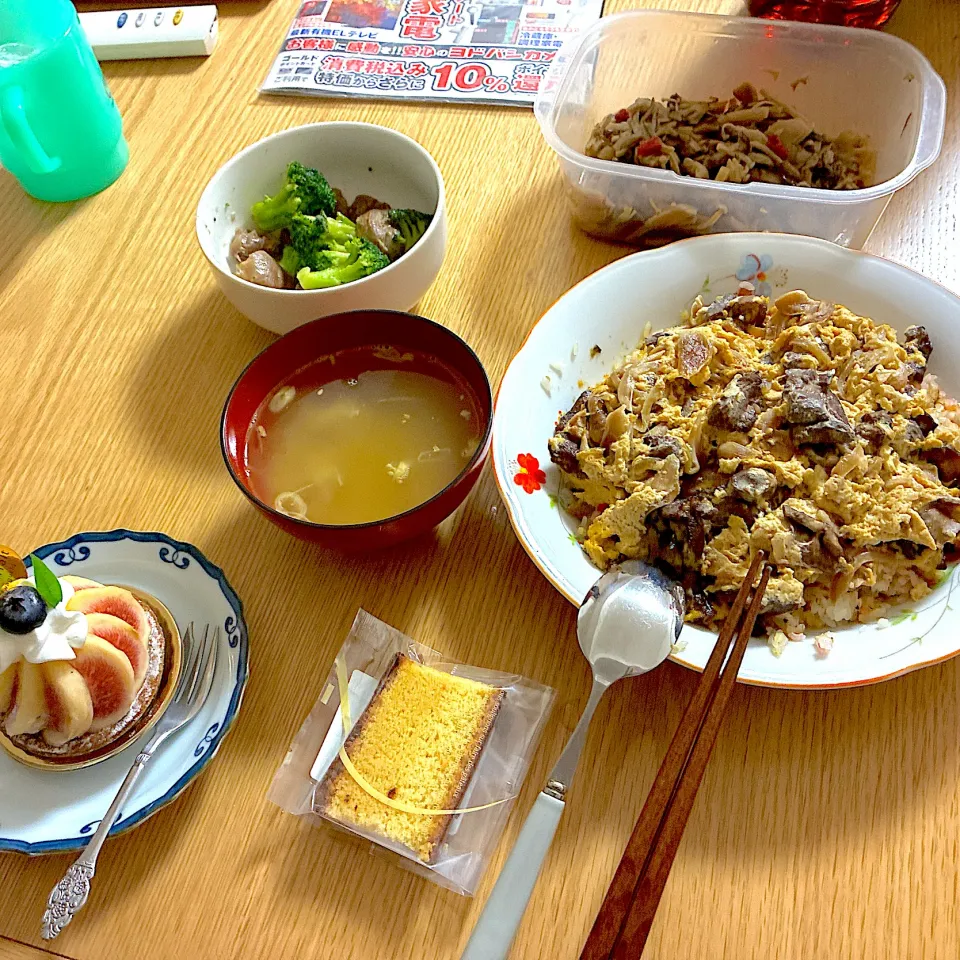 親子かき玉丼、砂肝とブロッコリーのガーリックソテー、きのことれんこんのピリ辛マリネ、納豆汁、パウンドケーキ、タルトふぃっg|くろーぶやんさん
