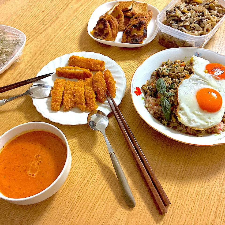 ガパオライス、目玉焼き、とんかつ、さつま揚げ、きのこれんこんのピリ辛マリネ　#トマトポタージュスープ|くろーぶやんさん