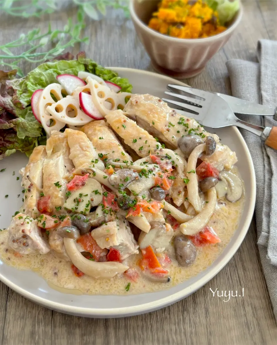 チキンソテー　きのことトマトのマスタードクリームソース|ゆーこどんさん