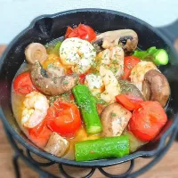【彩り鮮やか！食べ応えあり🎯】海老、マッシュルーム、ミニトマトとアスパラガスのアヒージョ（Ajillo 🇪🇸）🍷