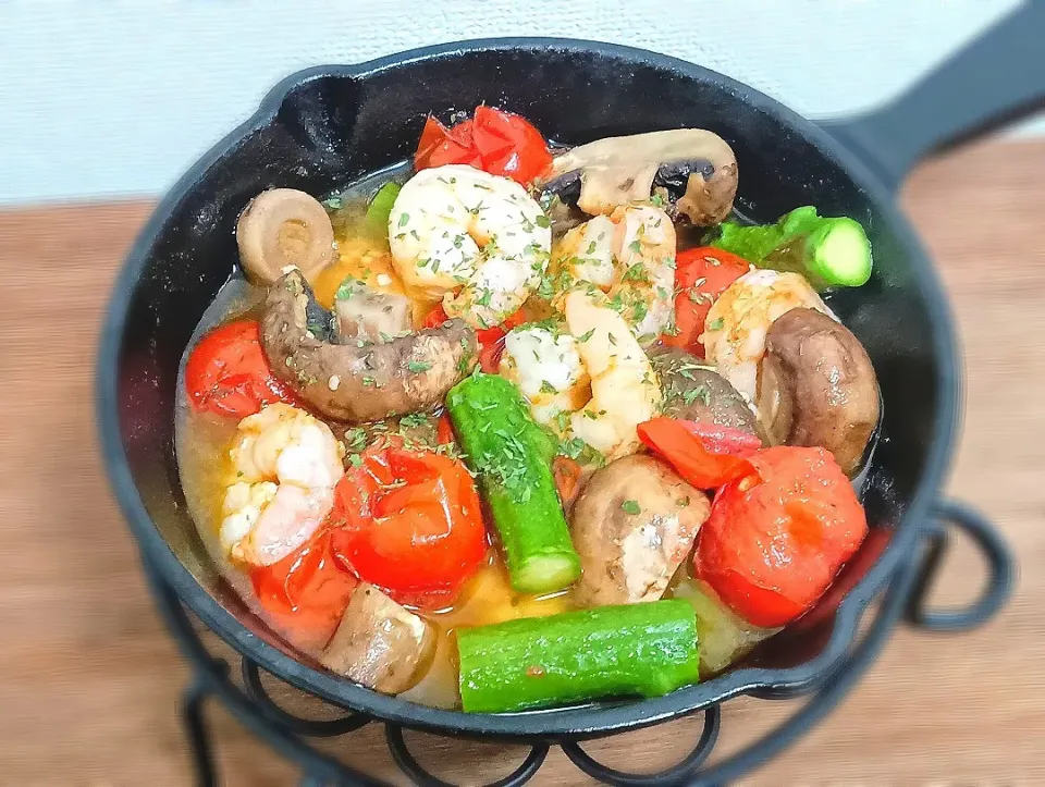 【彩り鮮やか！食べ応えあり🎯】海老、マッシュルーム、ミニトマトとアスパラガスのアヒージョ（Ajillo 🇪🇸）🍷|Falco*さん