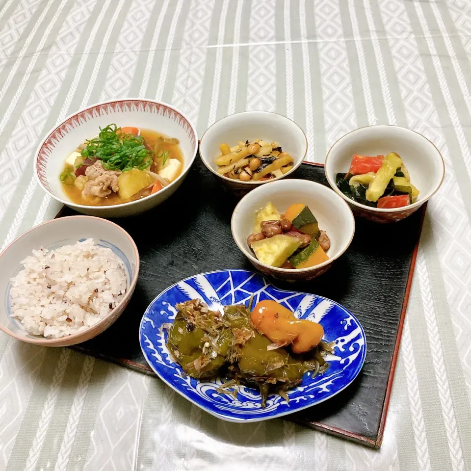 grandmaの晩ごはん☆ 今夜はさつま汁､ピーマンの煮浸し、じゃがいもとにんじんのきんぴら､茄子とワカメの酢の物､カボチャの金時豆煮…
頂きます|kaoriさん