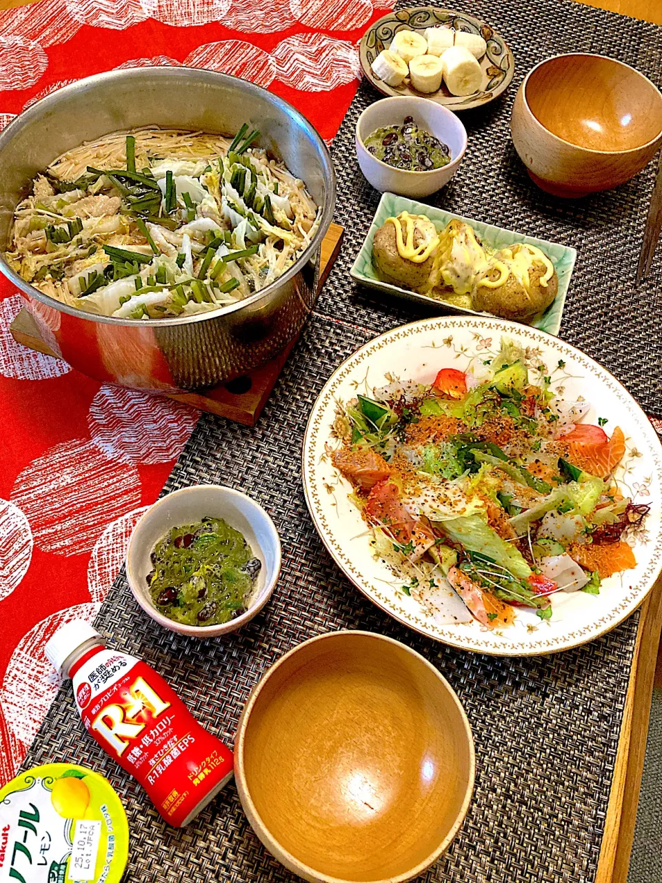 スタミナミルフィーユ鍋♡お刺身からトランスフォーム…サーモンとイカのつぶみそカルパッチョ♡じゃがバタ〜マヨチーズ♡黒豆納豆メカブ♡食前バナナ♡ソフィール♡R-1|さくたえさん