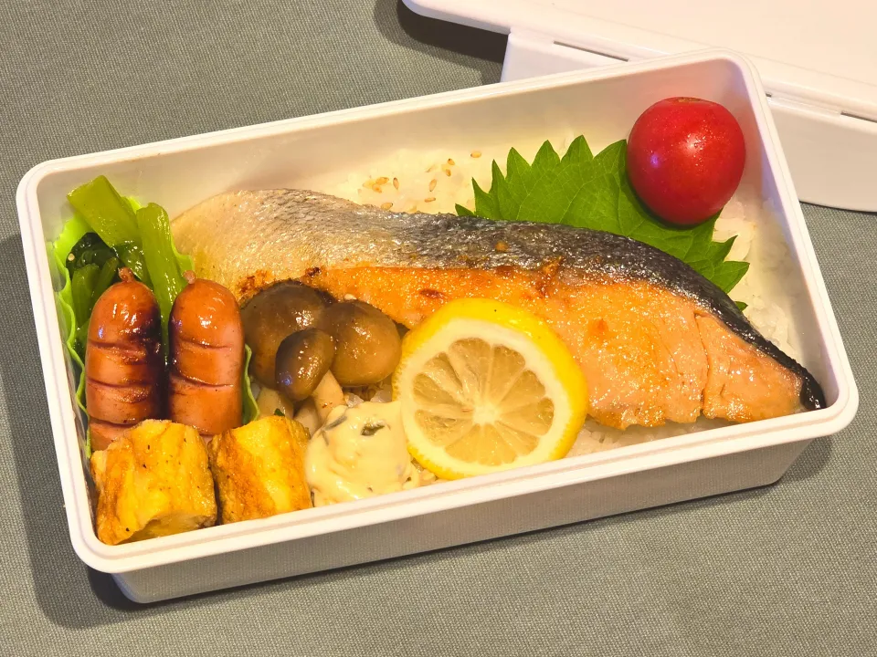 秋鮭のレモンバター焼き弁当|オハナシマンさん