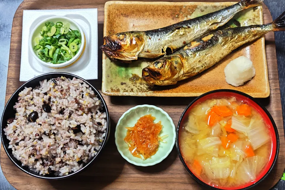 今日の朝ごはん（十六穀ごはんにいわしの丸干し、納豆、四種の野菜のみそ汁（人参・白菜・ごぼう・じゃがいも）、梅水晶）|Mars＠釜飯作り研究中さん