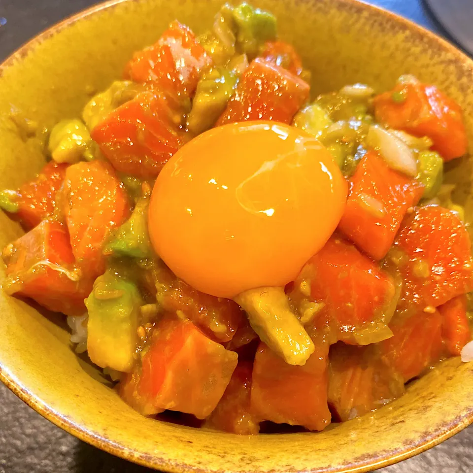 オリーブサーモンのポキ丼|なつこさん