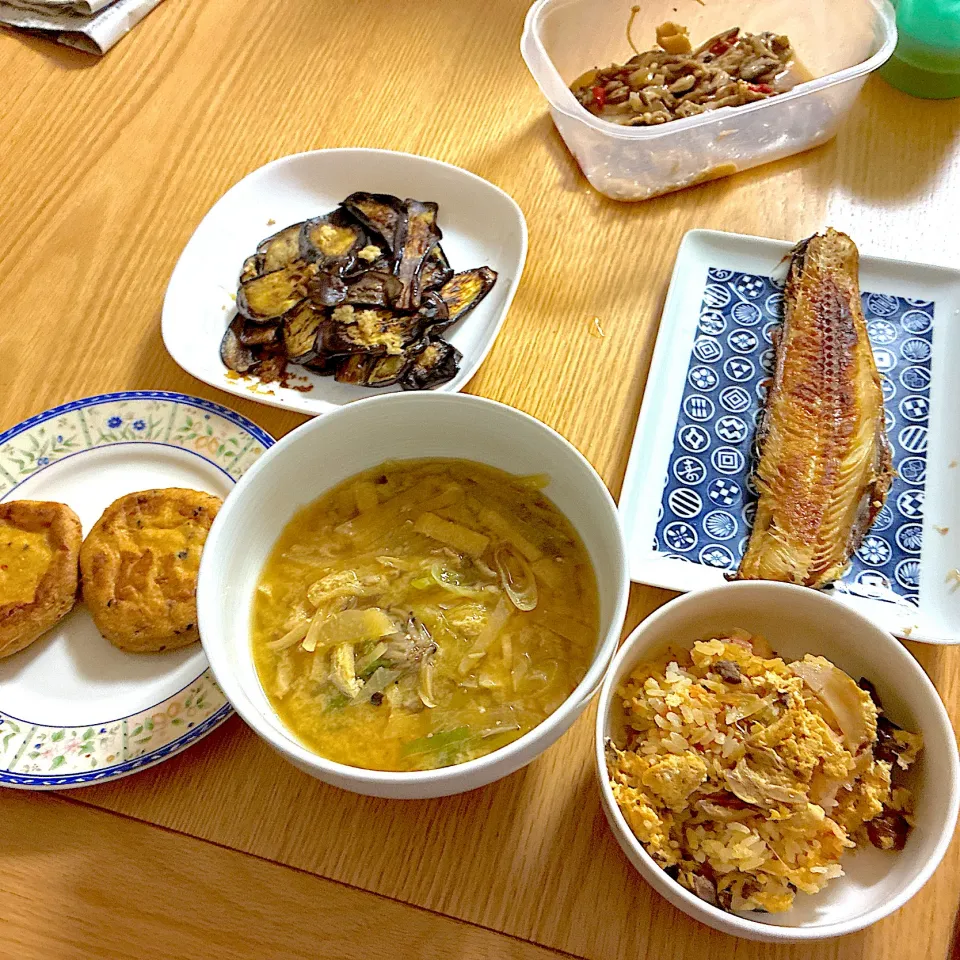 ほっけの塩焼き、薄切り茄子の生姜焼き、がんもどき、茗荷と大根のお味噌汁、きのことれんこんのピリ辛マリネ、ミニ親子丼。|くろーぶやんさん