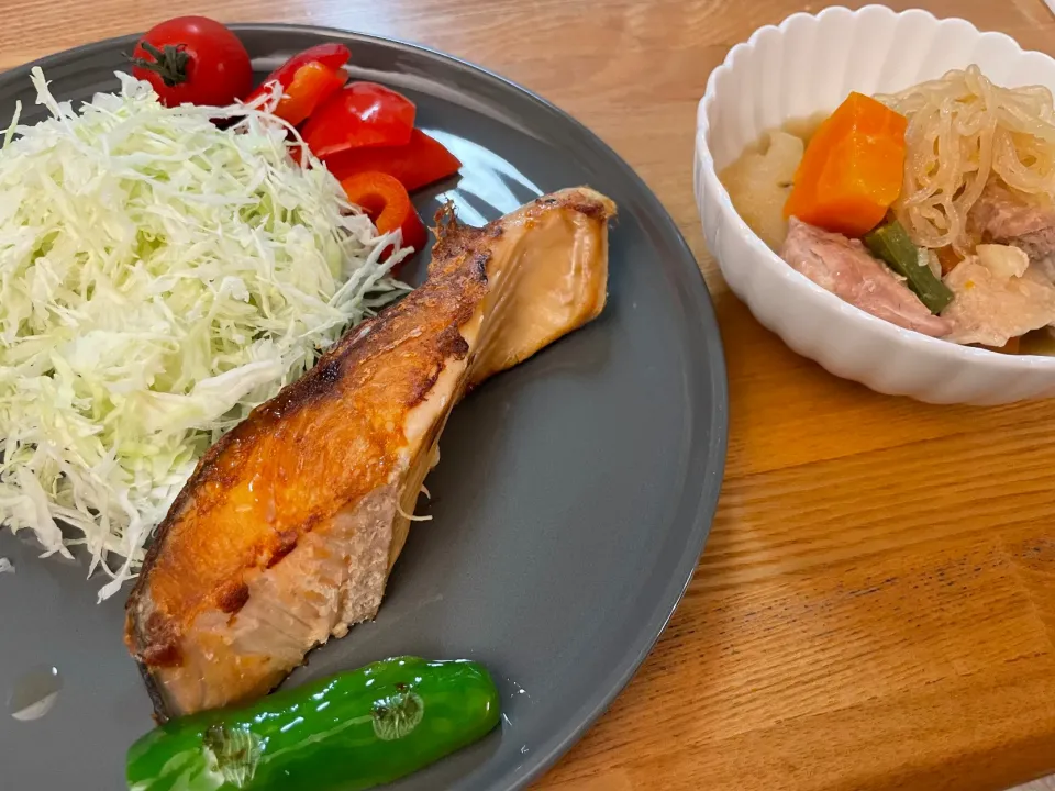 鮭の塩焼きメインのお夕飯🌛|みーぬ | 楽しいお母さんの日々さん