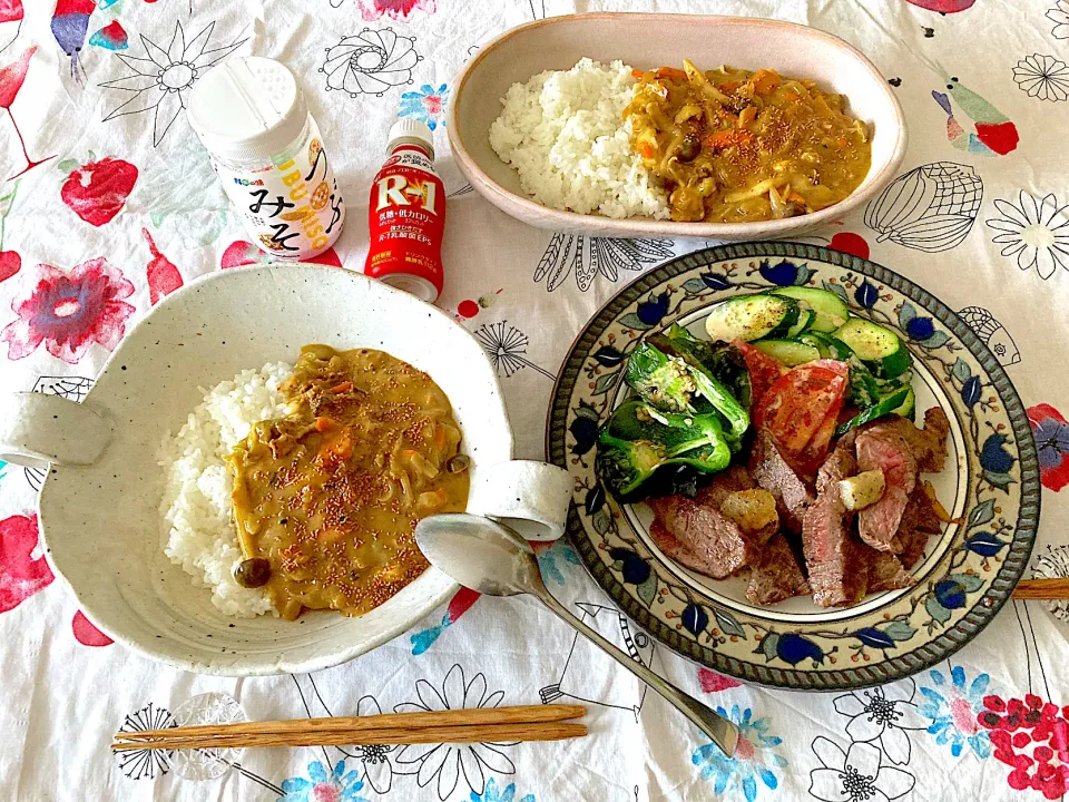 ランチはつぶみそカレー🍛と和牛ヒレステーキ＆サラダ＆ピーマン丸ごとグリル(rikako♪さんの真似っこ胡麻ドレに、ふわふわ鯖ぶしたっぷり)|さくたえさん