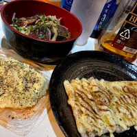 買ってきて載せただけカツオたたき丼と多め胡椒のポテサラとミックススパイスチーズマヨ炙りのちくわ‼️|もっちゃそさん