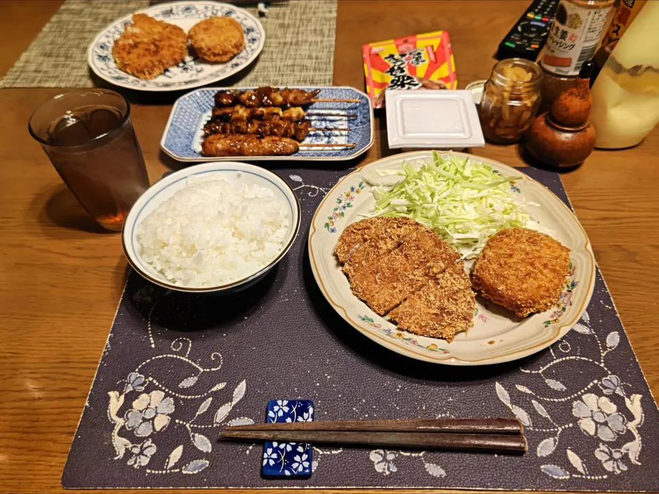 ご飯、納豆、かつやの割干大根漬、千切りキャベツ、デザートの有機むき栗、烏龍茶、ローストンカツ&帆立クリームコロッケ、鶏皮串,鶏つくね串(夕飯)|enarinさん