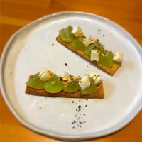 シャインマスカットとブリーチーズのタルティーヌ|yaffeeさん