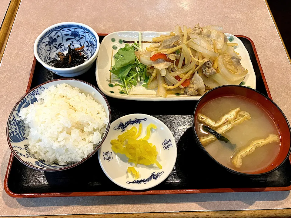 豚バラ肉・玉ねぎ生姜焼定食|しのぶさん