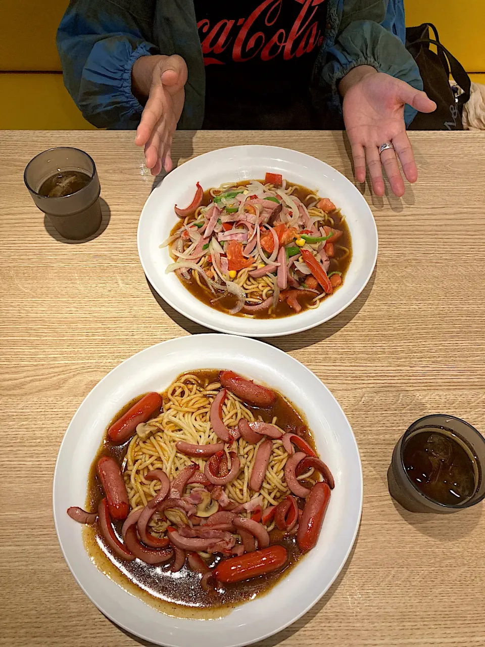 訪名中に一回はあんかけスパを食べたいとはやとが言うので、今日の昼ご飯はナビのマンション近くの西大須交差点にある「ユウゼン」さんにきました。はやとはいつもの「ミラカン」、ぼくはちょっと趣向を変えて「ミラネーゼ＋赤ウインナ５本トッピング」をいただきまーす😋（実況中継終了）|なびさん