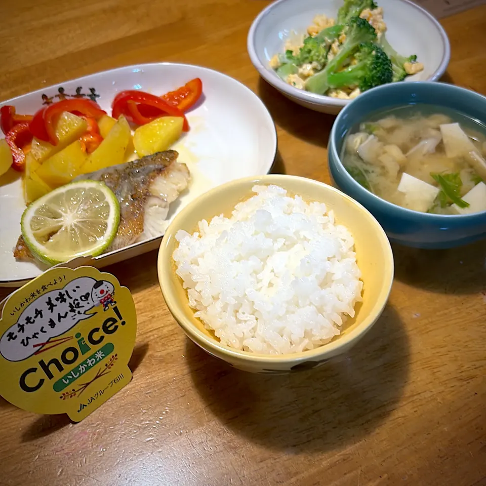 ひゃくまん穀のご飯🍚と、鱈のレモンバタームニエルと、ブロッコリーのたまごサラダと、豆腐と舞茸の味噌汁|もえさん