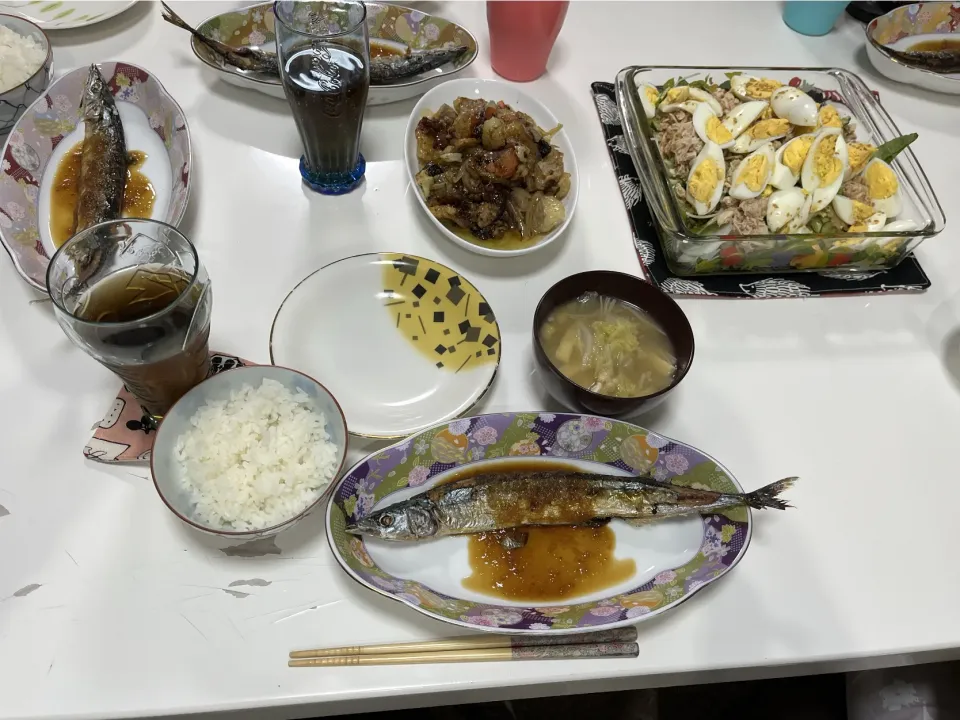 晩御飯☆みそ汁（白菜・えのき・揚げ）☆秋刀魚の塩焼き☆ホルモン野菜炒め☆サラダ（レタスミックス・オニオンサラダミックス・胡瓜・ツナ・ゆで卵）|Saharaさん