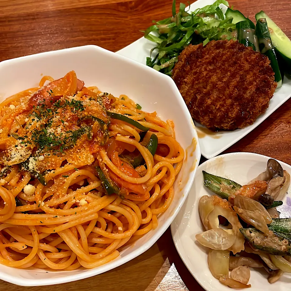 大盛りナポリタン　メンチカツ　オクラとチクワのオイマヨ炒め|とゆあさん