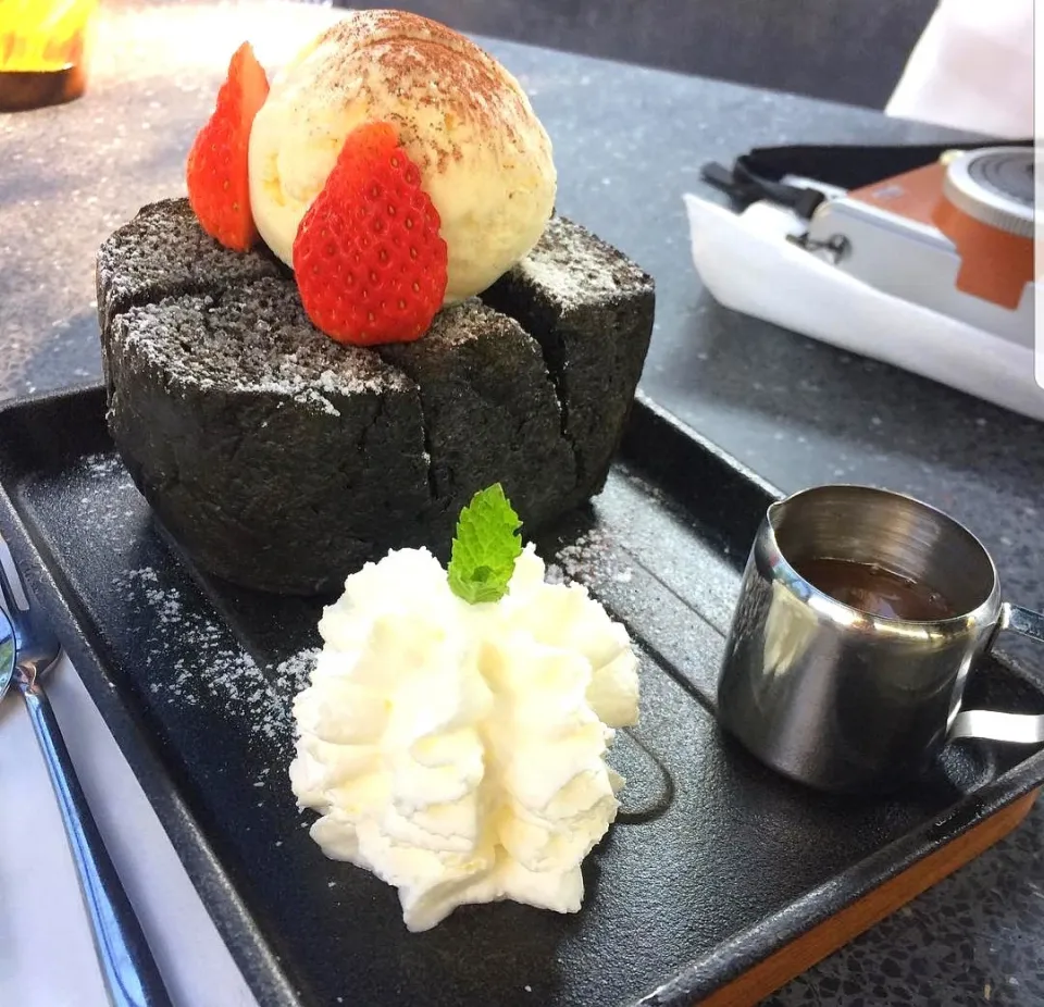 Charcoal Honey Toast & Vanilla Ice Cream 🍞🖤🍨🤤|An'leeさん
