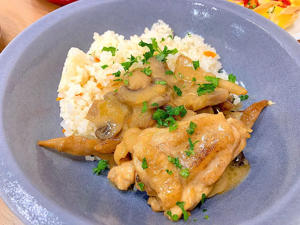 フランス料理🇫🇷鶏のクリーム煮とバターライス|よっしーさん