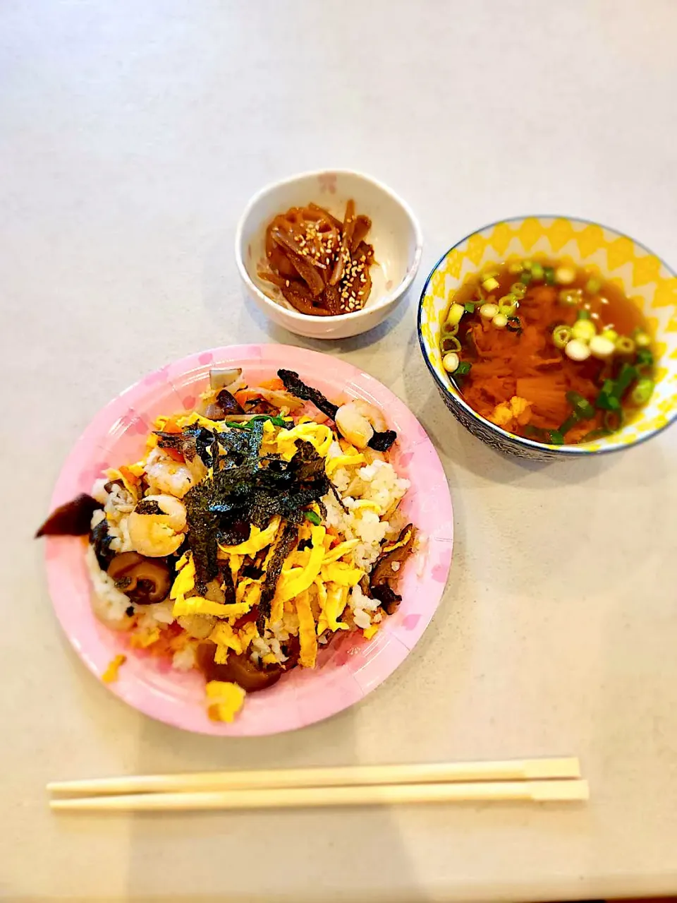 今日のお昼、手作りちらし寿司😋(えのきスープ、蓮根とゴボウのオカズ)|Hi-Niさん