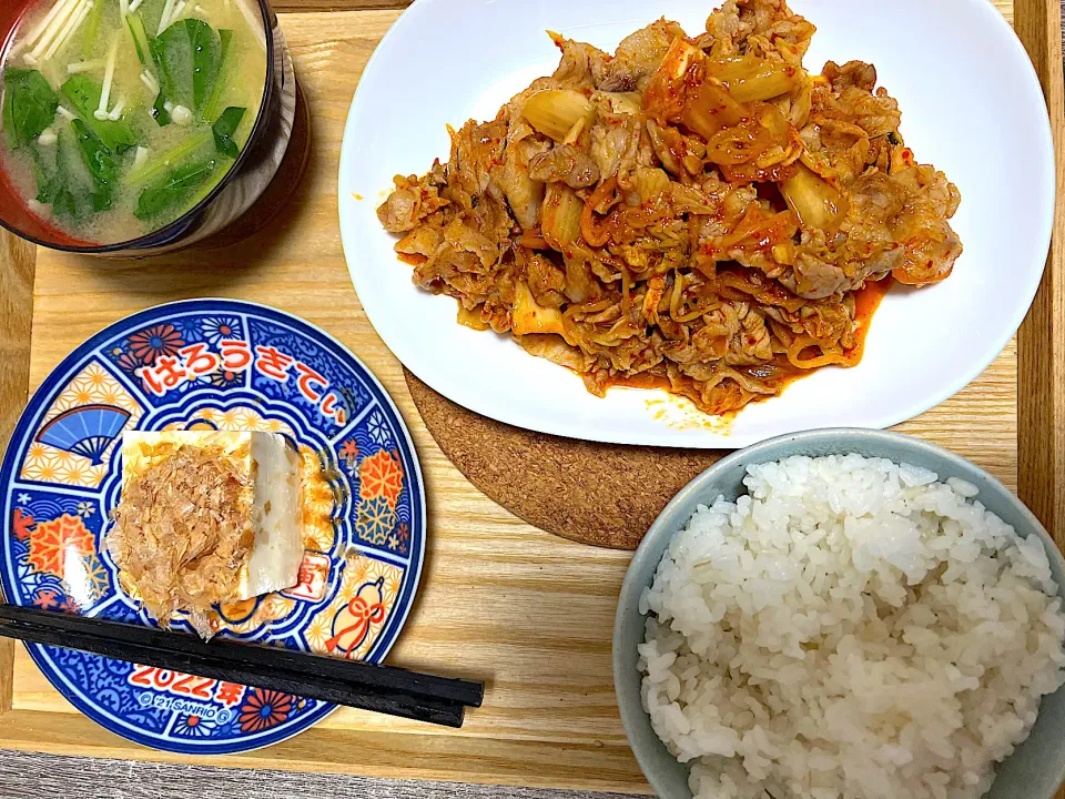 豚キムチ＋冷奴＋小松菜とえのきのお味噌汁|いさん