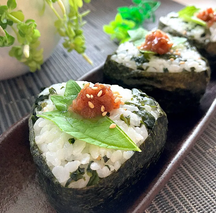 わかめご飯おにぎりにかつお梅|KAORIさん