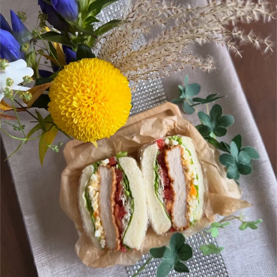 10/13❤︎スポーツの日⚽️
スパイシーフライドチキンとたまごのわんぱくサンド🥪🌱　　（自分用）

＊ 銀座に志かわ生食パン
＊ スパイシーフライドチキン
＊ たまごサラダ
＊ フリルレタス･キャベツ.トマト
＊ 私弁当|Makinsさん