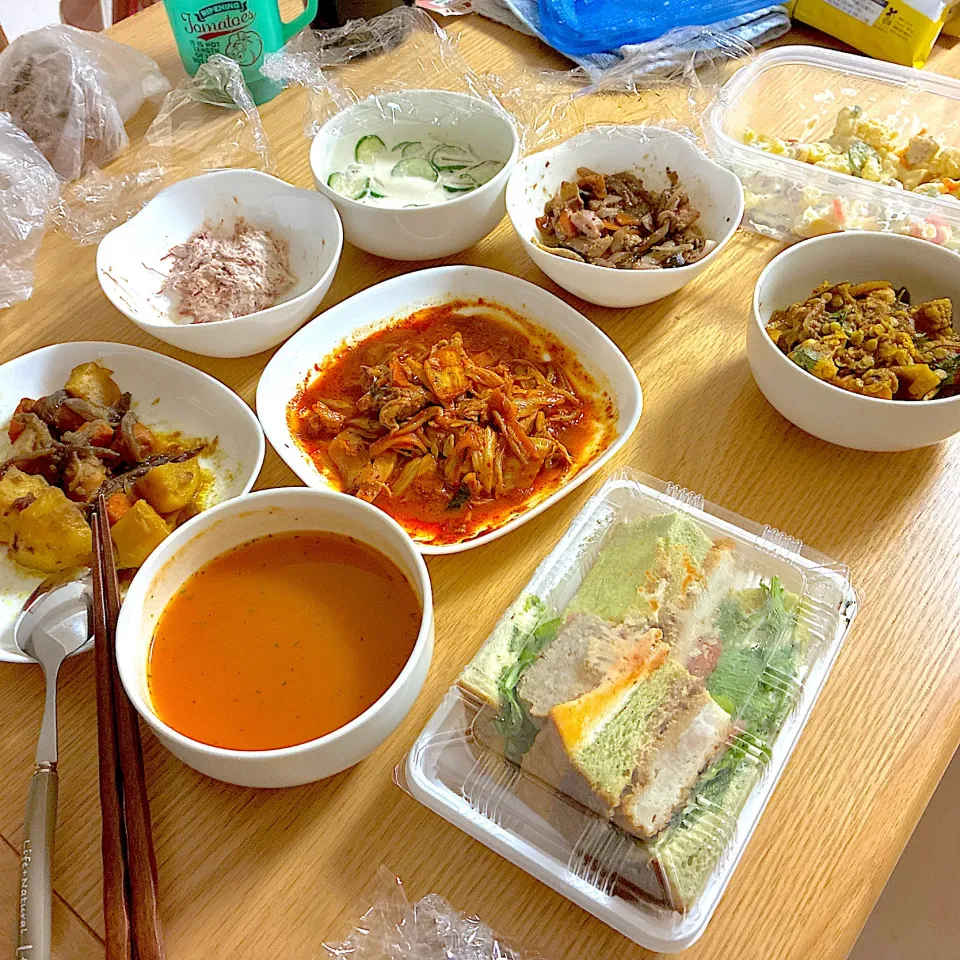 大人のポテトサラダ、チキンとレンズ豆のスパイスカレー、かにしゅうまい、厚切りベーコンとアーリーレッドの粒マスタード醬油炒め、きのこのマリネ、トマトポタージュスープ、豚キムチ、ジャーマンポテト、メンチカツサンド。|くろーぶやんさん