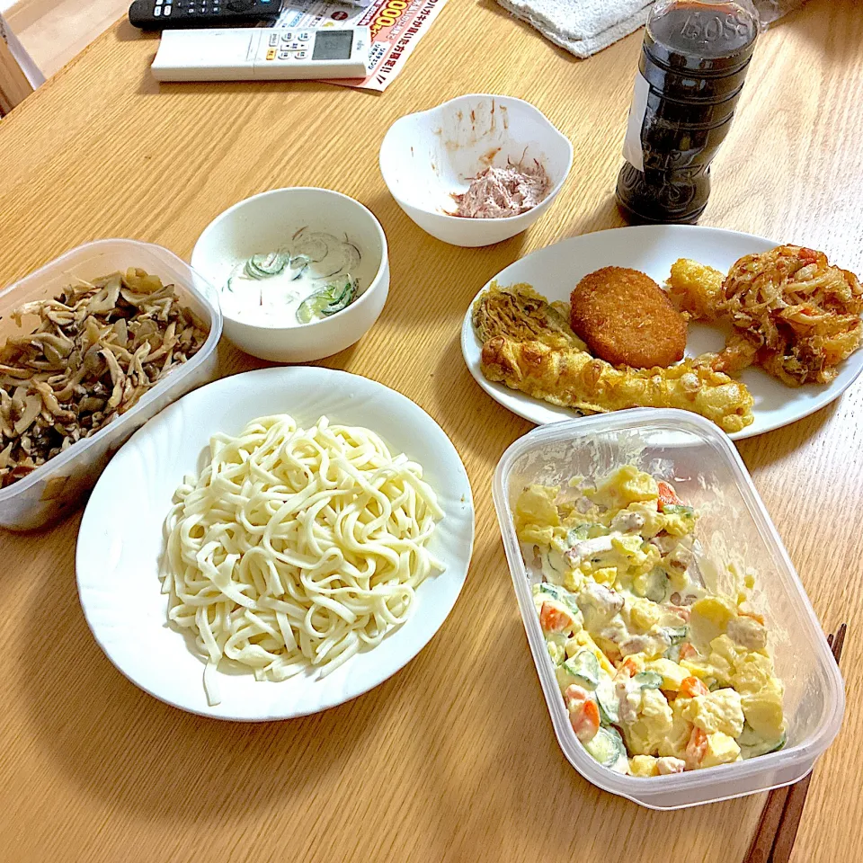 冷やしかけうどん、大人のポテトサラダ、きのこのマリネ、かき揚げ天、ちくわ天、コロッケ、サバ缶ときゅうりのスパイスマヨ和え、コンビーフとクリームチーズのディップ。|くろーぶやんさん