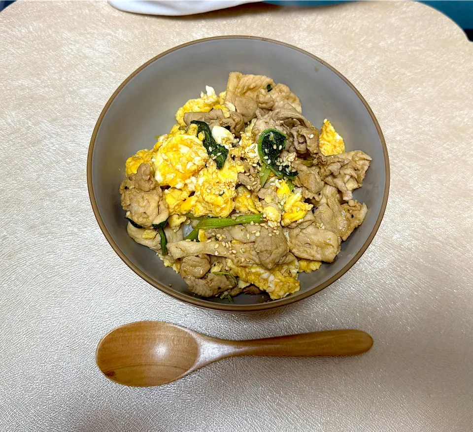 小松菜と豚肉の炒りタマ丼🥬🐖🥚|S h i z🦋さん