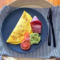 Cheese and cayenne omelette with beef pastrami, smashed avo and fresh tomato slices|JPさん