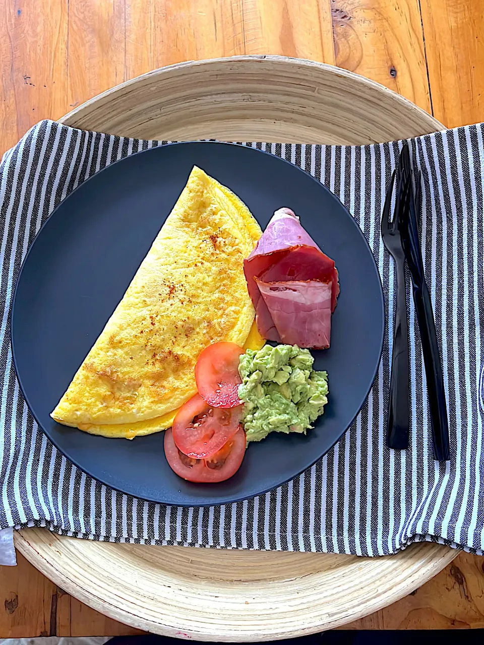 Cheese and cayenne omelette with beef pastrami, smashed avo and fresh tomato slices|JPさん