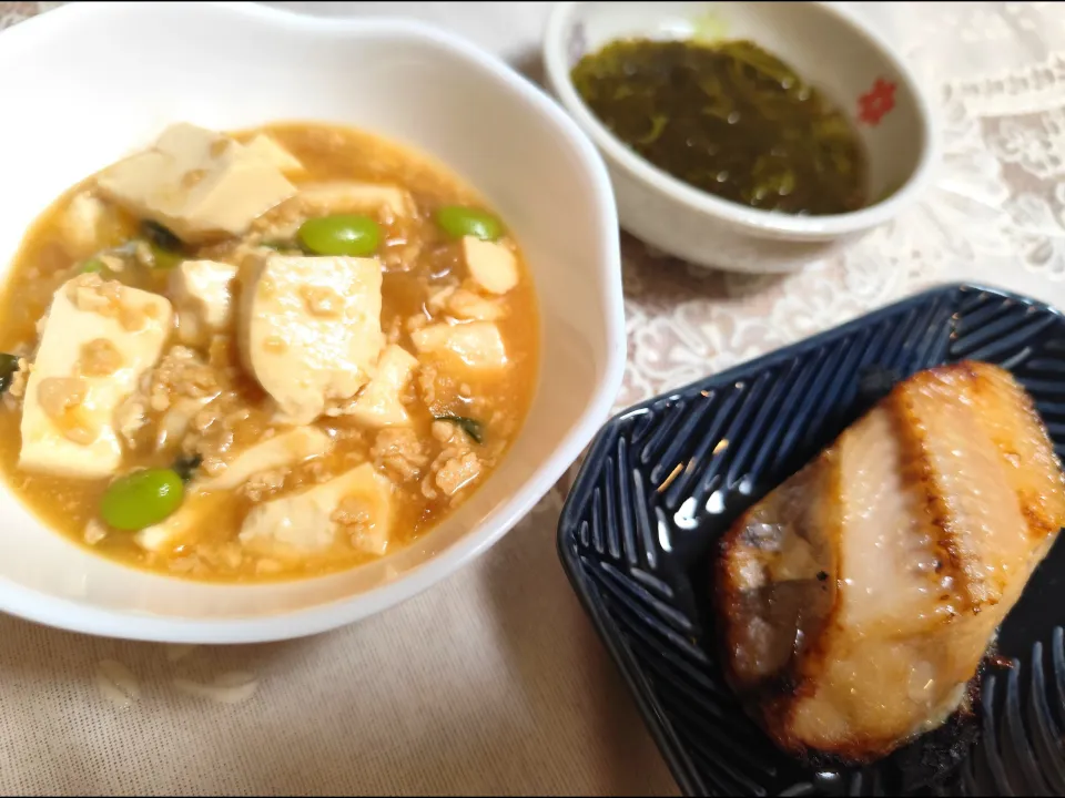 糀美人熟甘使用辛くない麻婆豆腐、めかぶもずく酢、生協ほっけ|m.rafuさん