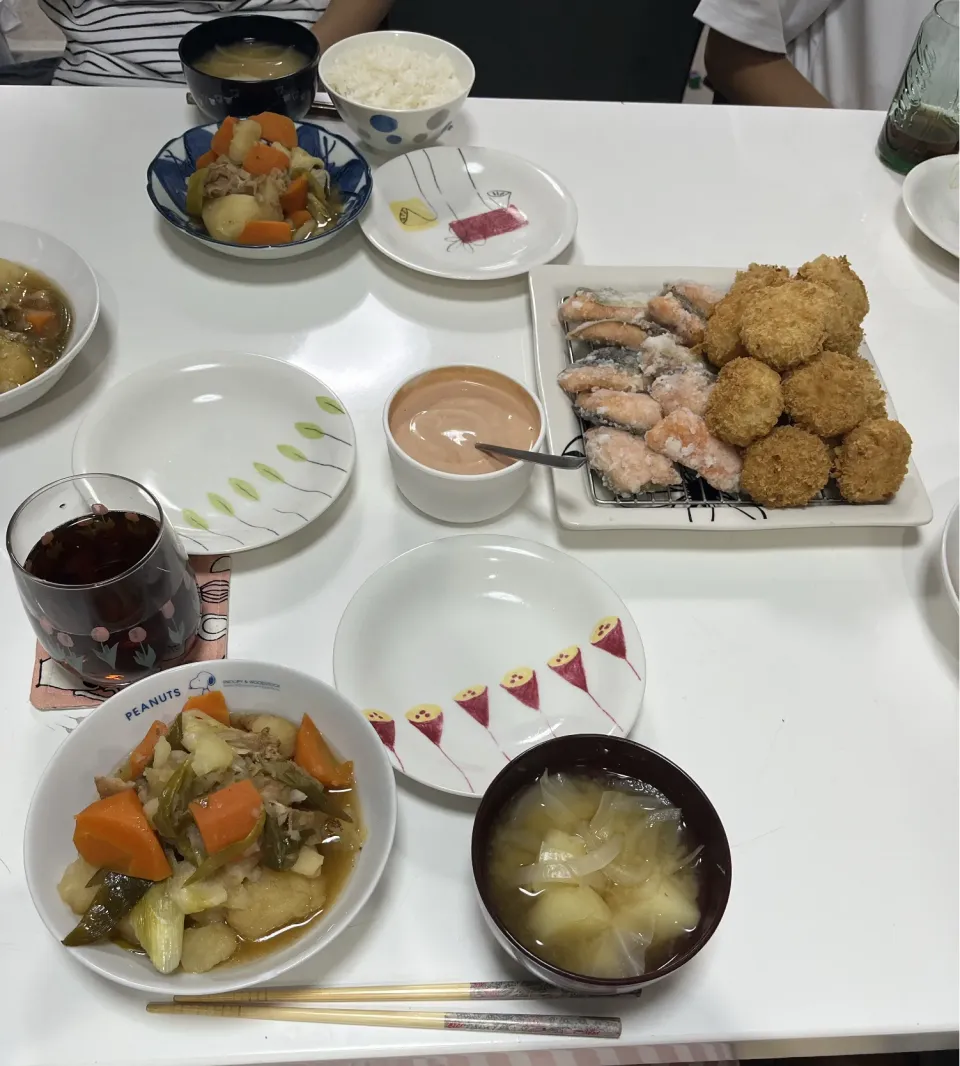 晩御飯☆フライ2種盛り（秋鮭・鰯とごぼうのフライ）☆肉じゃが☆みそ汁（じゃが芋・玉葱・キャベツ）|Saharaさん