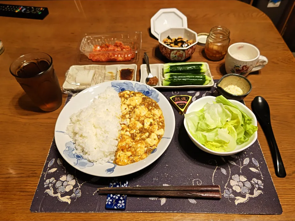 麻婆豆腐ライス、板わさ、きゅうり、キムチ、レタス、煮豆、プロセスチーズ、烏龍茶、練乳かけ手作り牛乳プリン(夕飯)|enarinさん