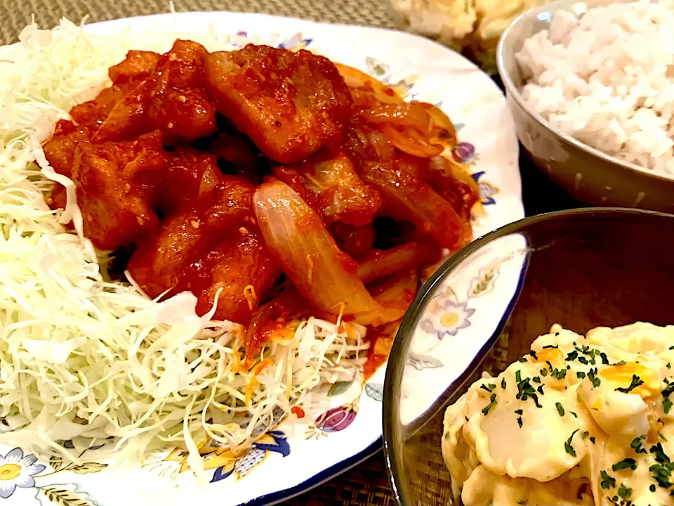 ヤンニョムチキンと半熟卵のポテトサラダ🥗|＊yurika＊さん