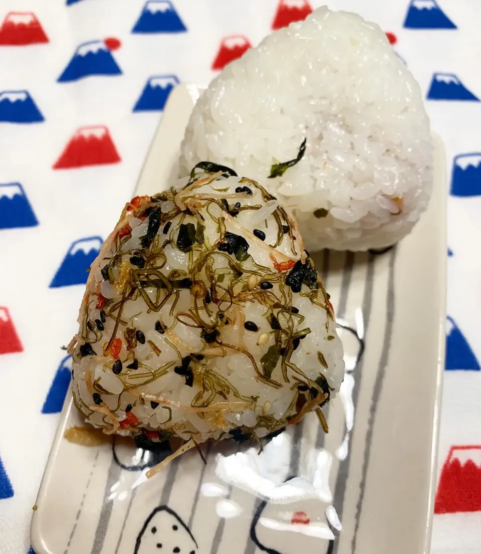 ふりかけと梅干しおにぎり🍙|みっこちゃんさん
