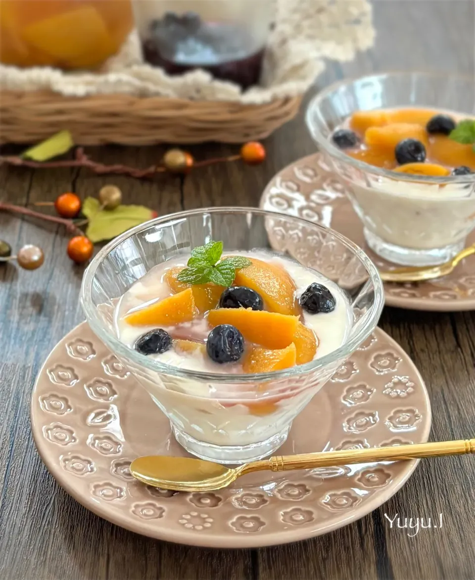黄桃のコンポートとシロップ漬けブルーベリーでヨーグルトデザート|ゆーこどんさん