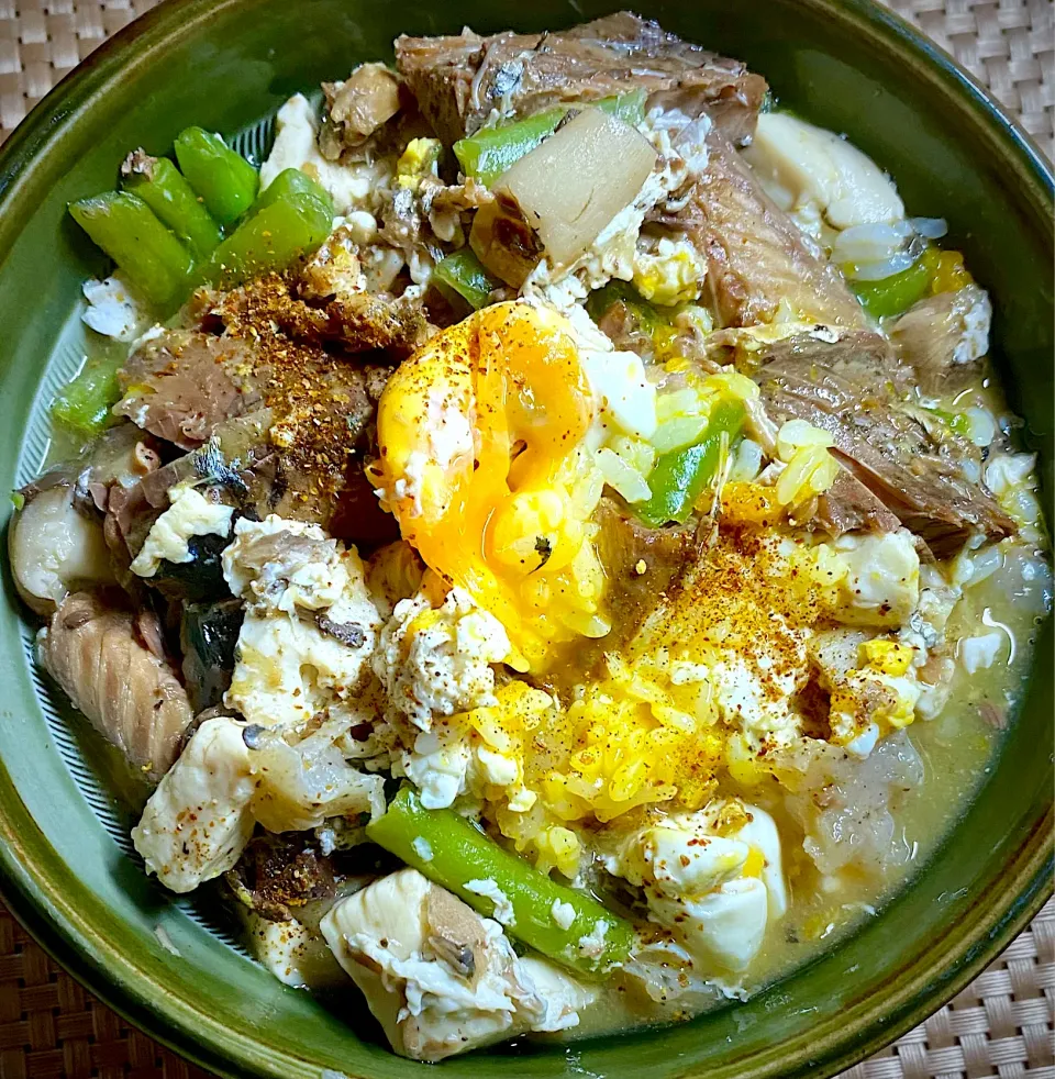 鯖と豆腐の煮込み丼|すくらんぶるえっぐさん