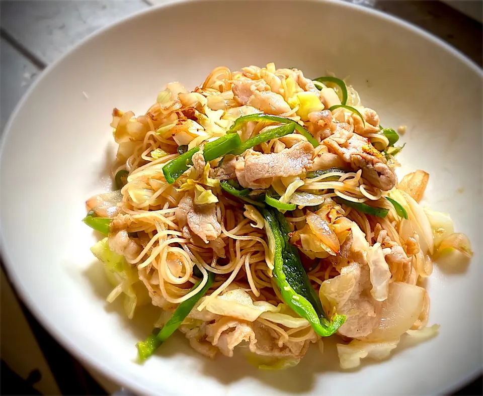 ランチに、オイスターソース焼きビーフンを頂きました😋🎵🎉|ギムレットさん