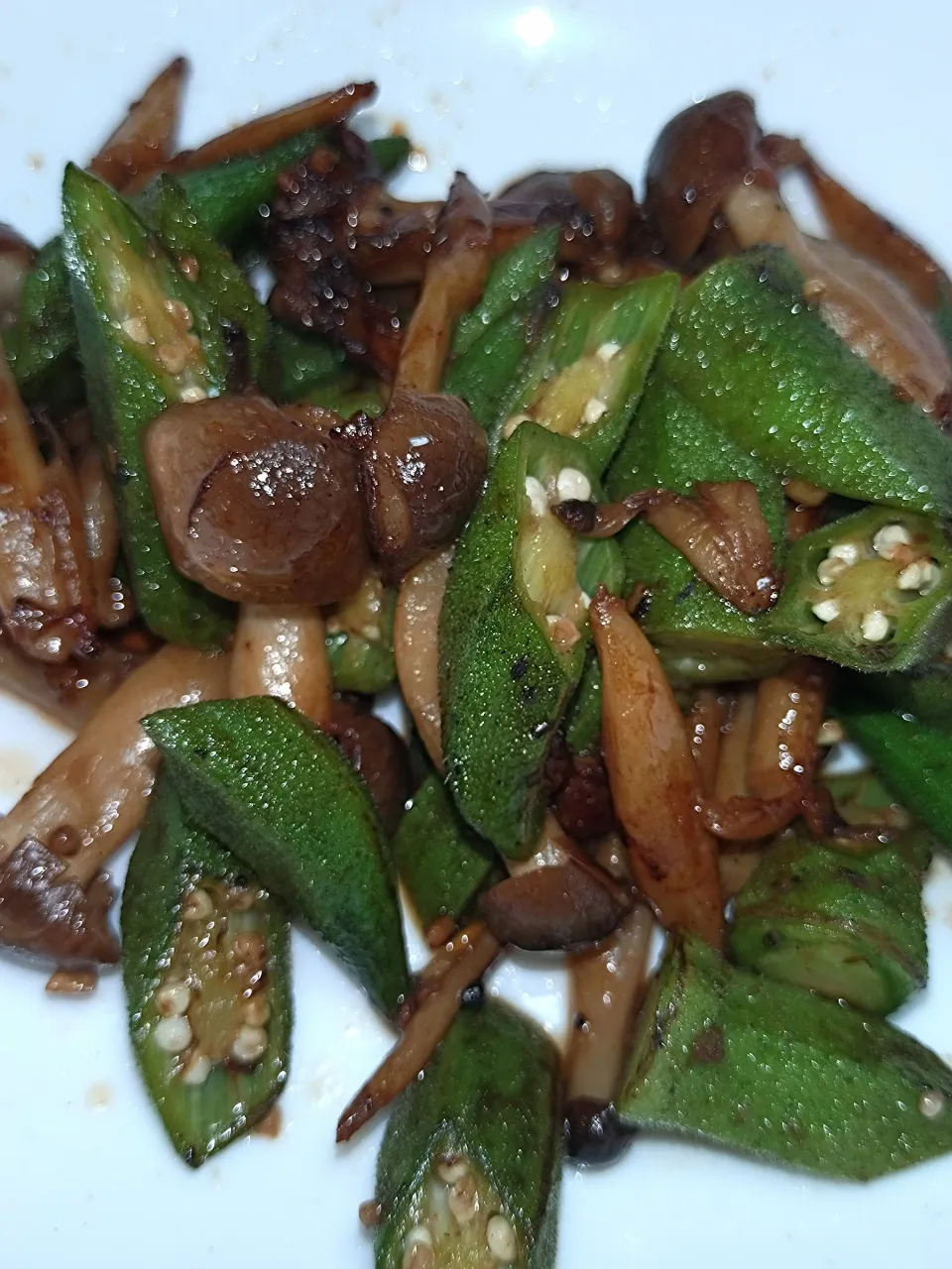 オクラとしめじのニンニクバター醤油炒め|さと♂さん