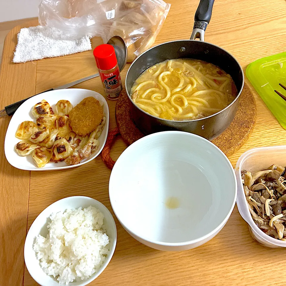豚汁うどん、きのことれんこんのピリ辛マリネ、ちくわ天、ひとくち餃子、コロッケ。|くろーぶやんさん